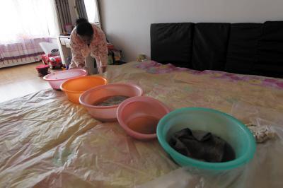 稻城楼上漏水，住户失联，小区没物管，业主维权难！律师来支招……